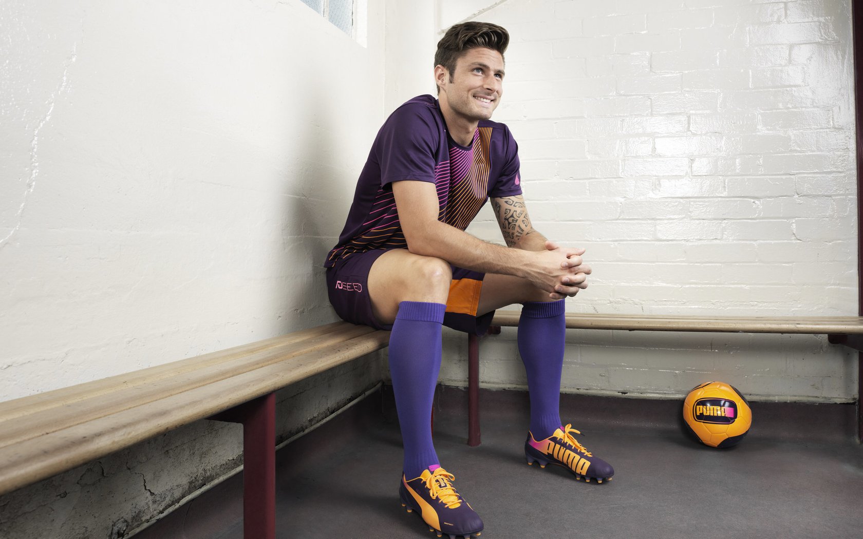 “三叉湖飞盘赛：飞盘对决让田径场充满空中热力”